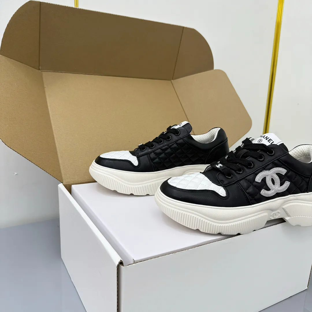 👟👟Ex-factory price 620👟👟 Chanel bread shoes ~ original calfskin panda shoes Chanel 25C latest hot style panda black and white sports shoes casual sneakers Xiaoxiang hot item classic black and white panda color coco girls must pay Fabric: original custom mixed sheepskin lining: original imported breathable mesh lining outsole: Original molded rubber + TPU combination Size: Women's 35-41